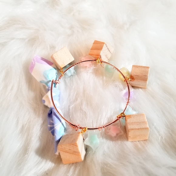 TEESAN Japanese Bangle/Bracelet with Wood Blocks Charms and Cute Bow - Picture 3 of 4